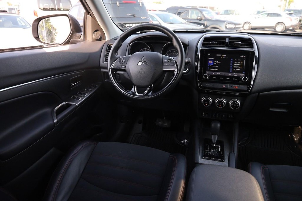 Mitsubishi Outlander Sport Vehicle Full-screen Gallery Image 23