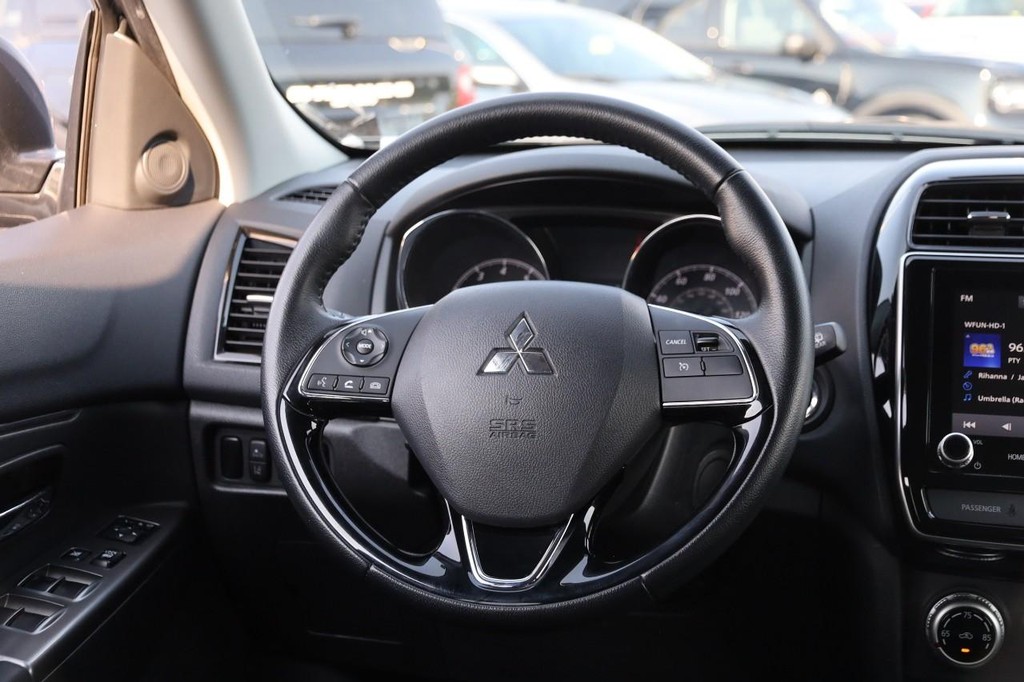 Mitsubishi Outlander Sport Vehicle Full-screen Gallery Image 24