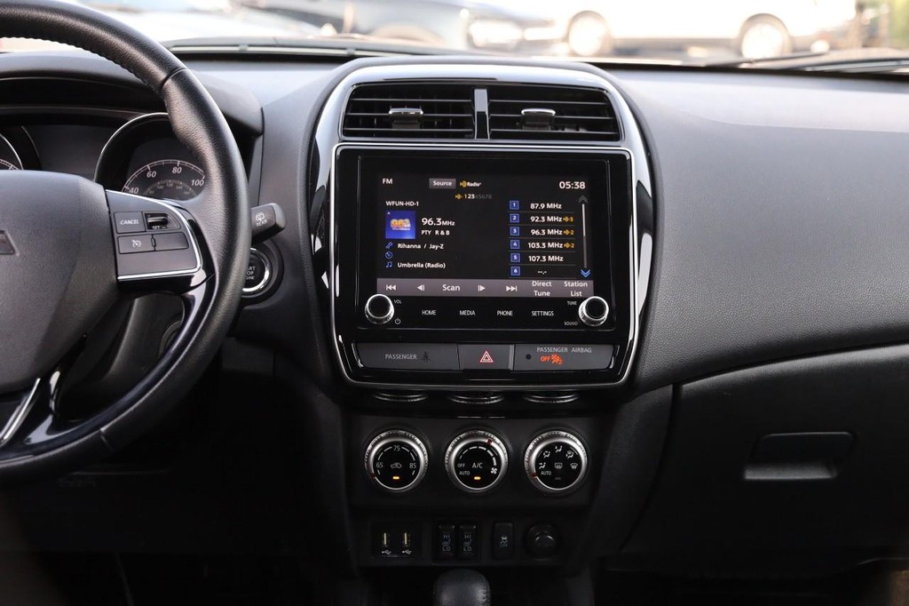 Mitsubishi Outlander Sport Vehicle Full-screen Gallery Image 25