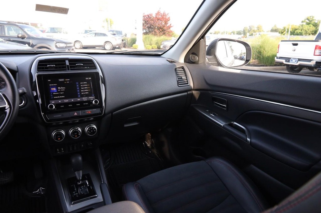 Mitsubishi Outlander Sport Vehicle Full-screen Gallery Image 26