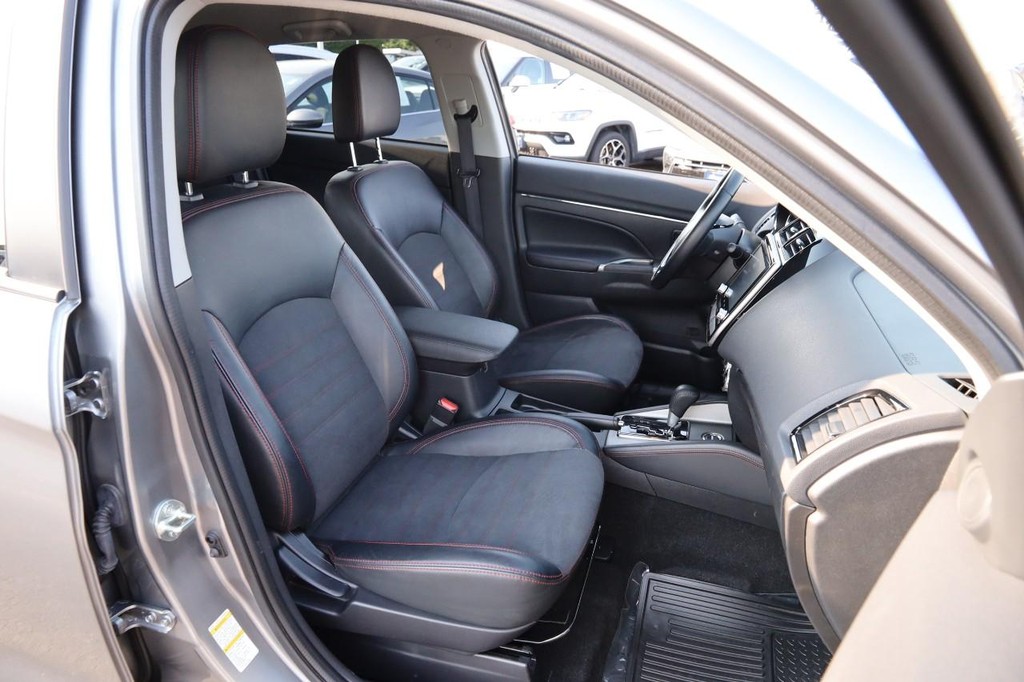 Mitsubishi Outlander Sport Vehicle Full-screen Gallery Image 27