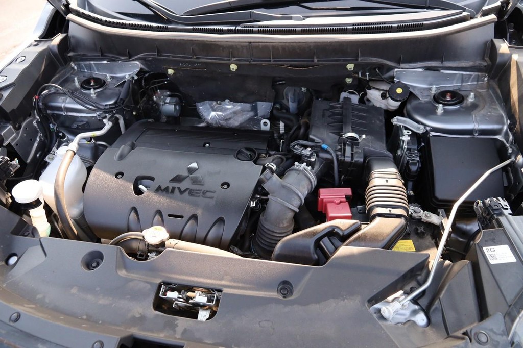 Mitsubishi Outlander Sport Vehicle Full-screen Gallery Image 28