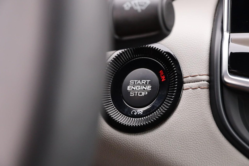 Jeep Compass Vehicle Image 14