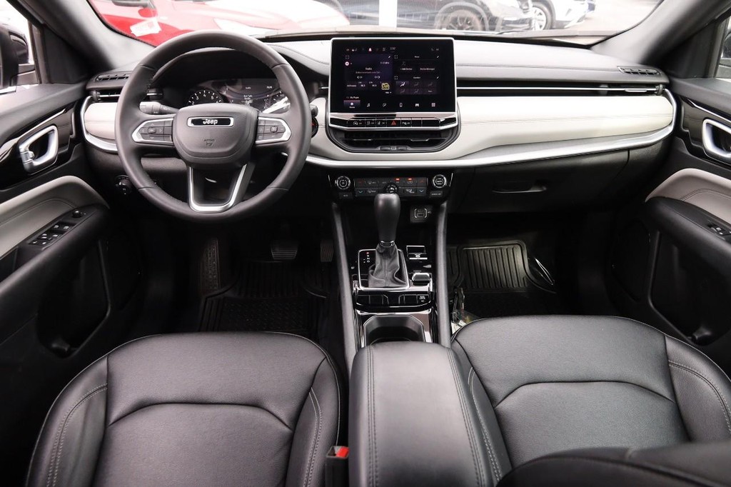 Jeep Compass Vehicle Image 21