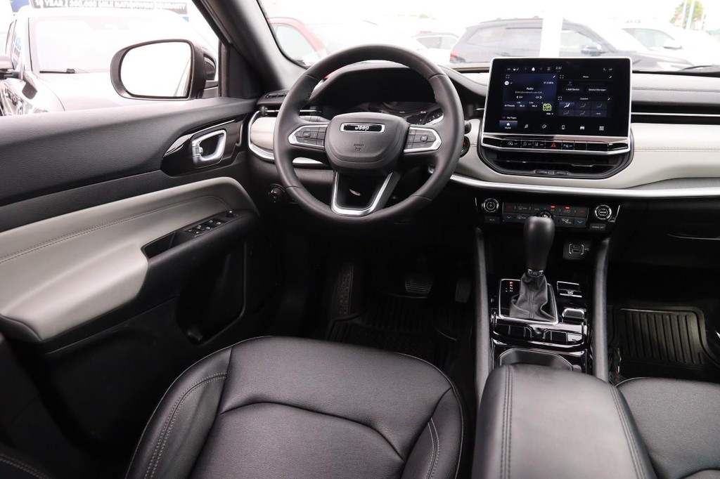 Jeep Compass Vehicle Image 22