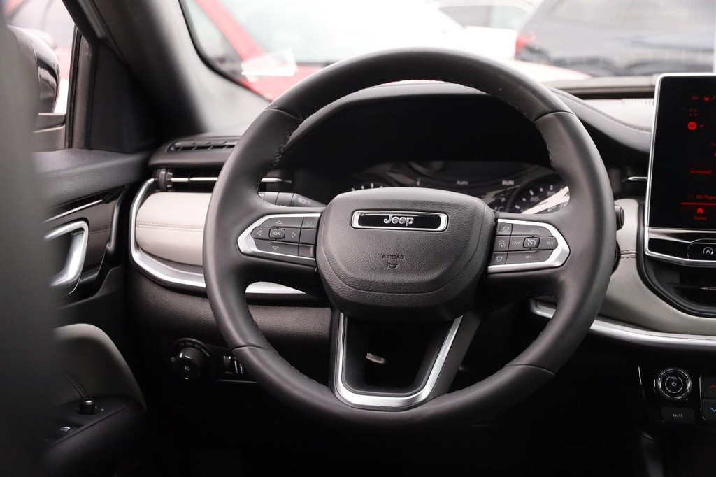 Jeep Compass Vehicle Image 23
