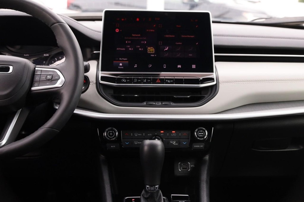 Jeep Compass Vehicle Image 24