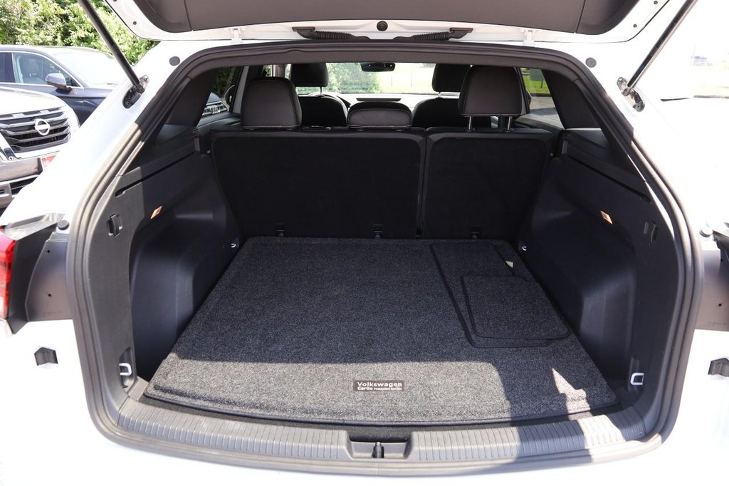 Volkswagen Atlas Cross Sport Vehicle Image 07