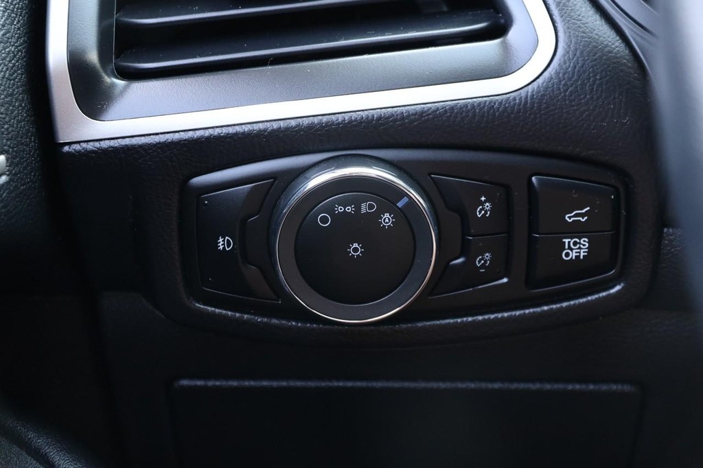 Ford Edge Vehicle Image 21