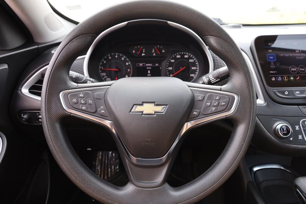 Chevrolet Malibu Vehicle Image 11
