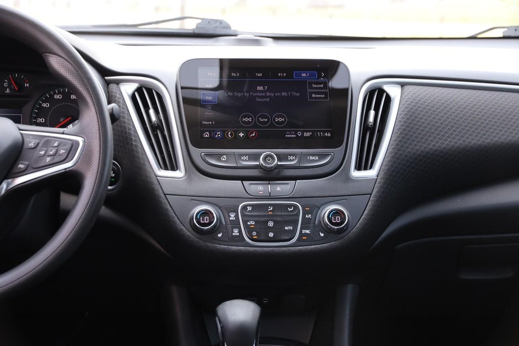 Chevrolet Malibu Vehicle Image 24