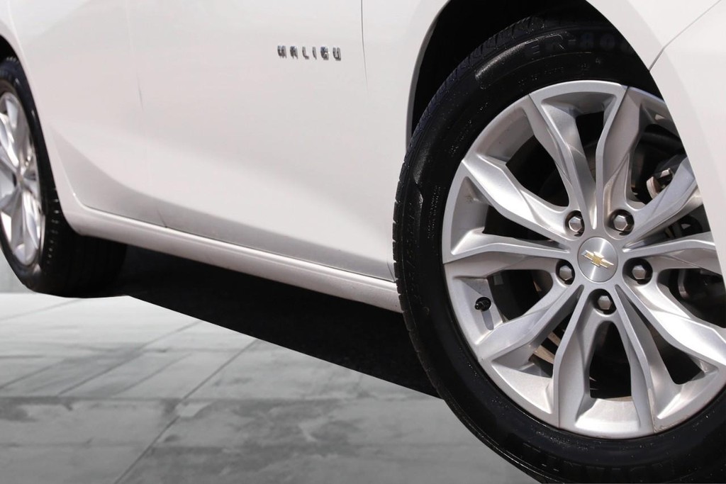 Chevrolet Malibu Vehicle Full-screen Gallery Image 3