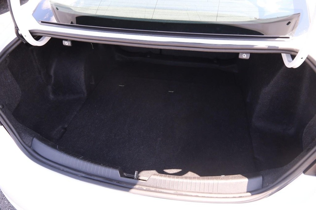 Chevrolet Malibu Vehicle Full-screen Gallery Image 7