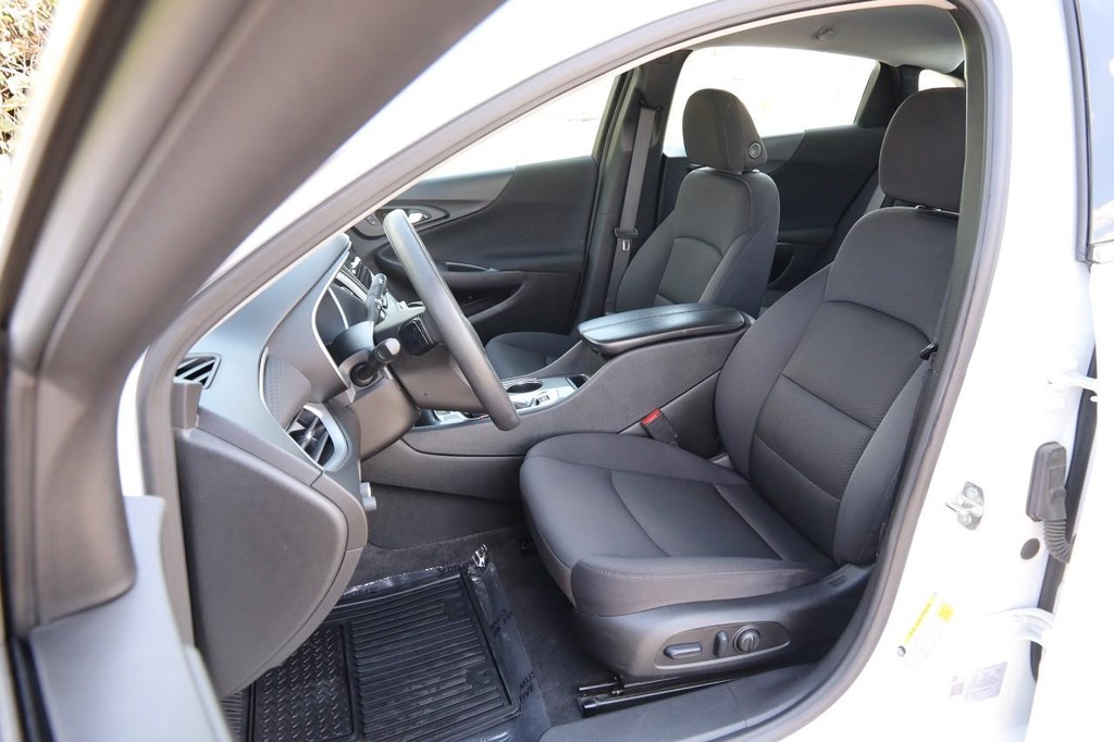 Chevrolet Malibu Vehicle Full-screen Gallery Image 8