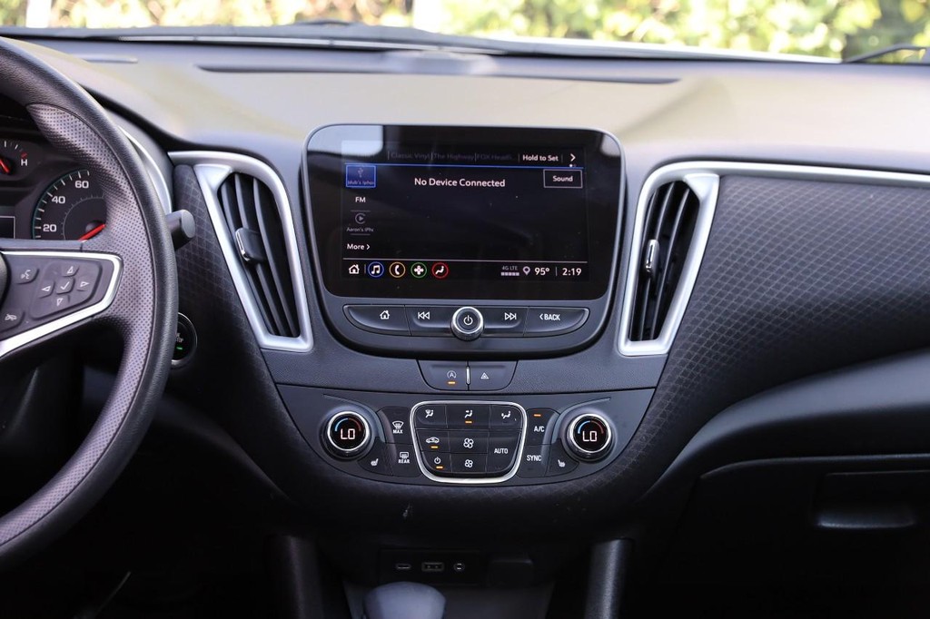 Chevrolet Malibu Vehicle Full-screen Gallery Image 23