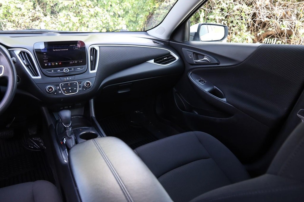 Chevrolet Malibu Vehicle Full-screen Gallery Image 24