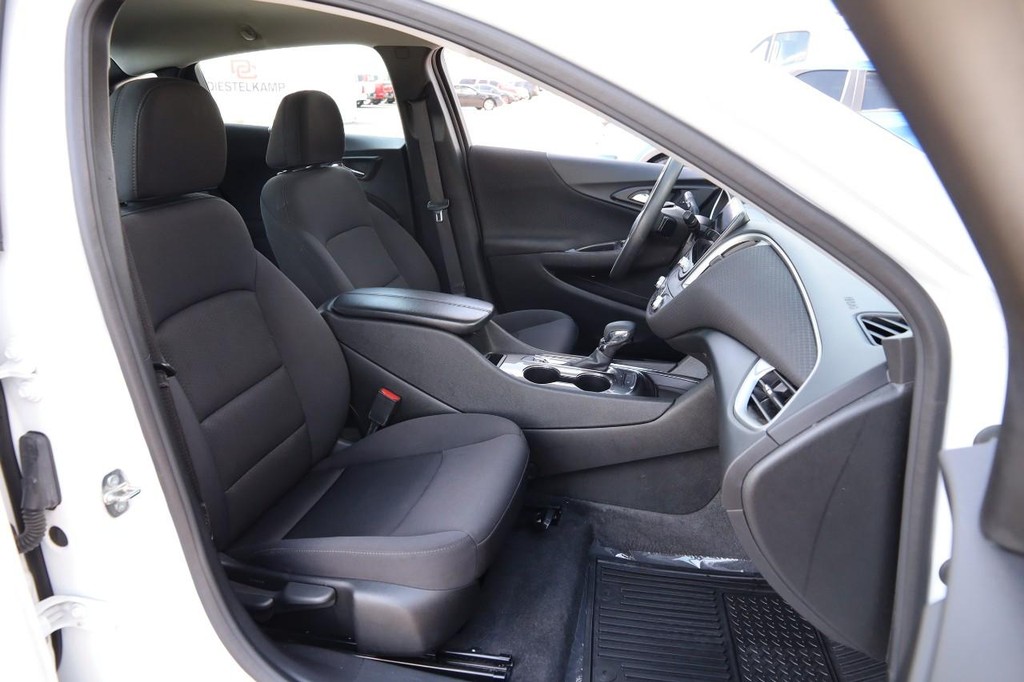 Chevrolet Malibu Vehicle Full-screen Gallery Image 25