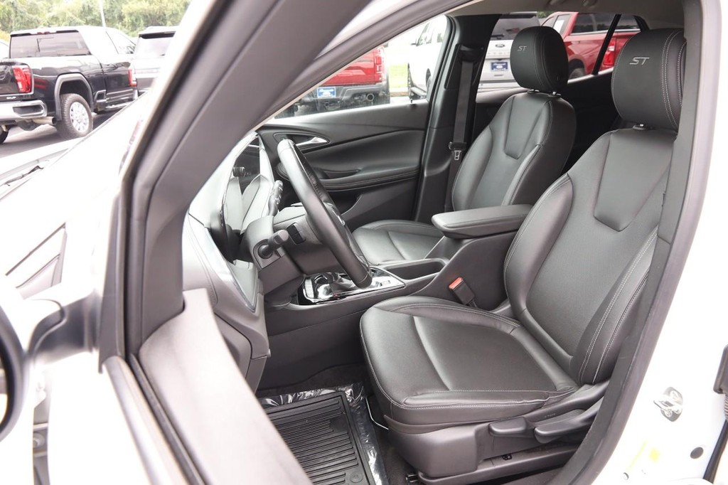 Buick Encore GX Vehicle Full-screen Gallery Image 08