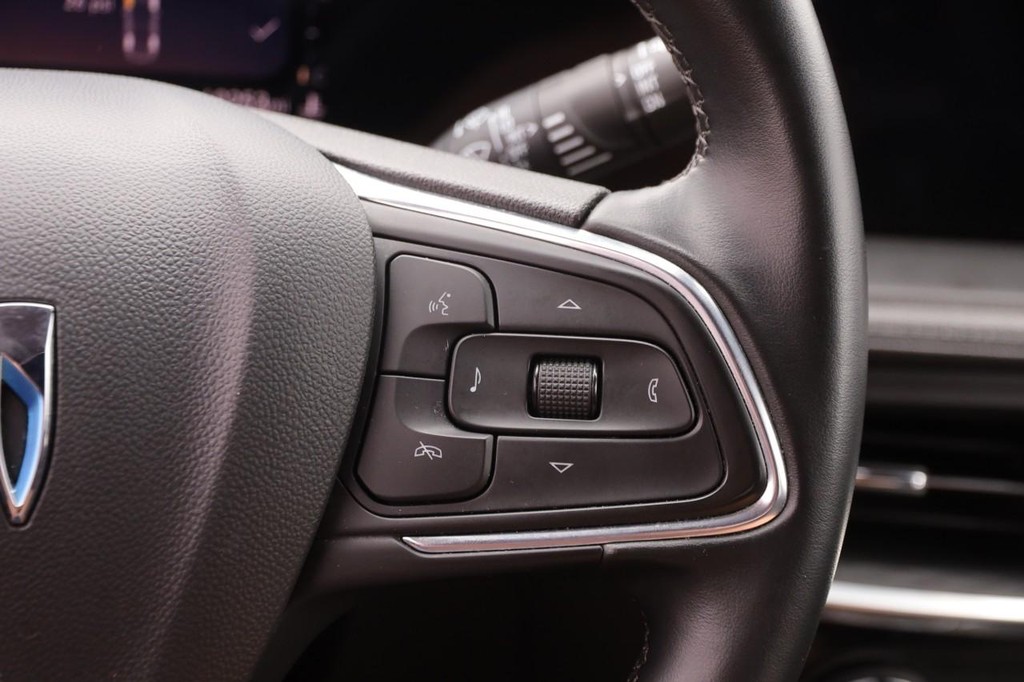 Buick Encore GX Vehicle Full-screen Gallery Image 12