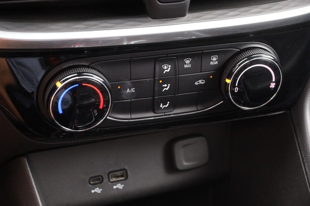 Buick Encore GX Vehicle Full-screen Gallery Image 18