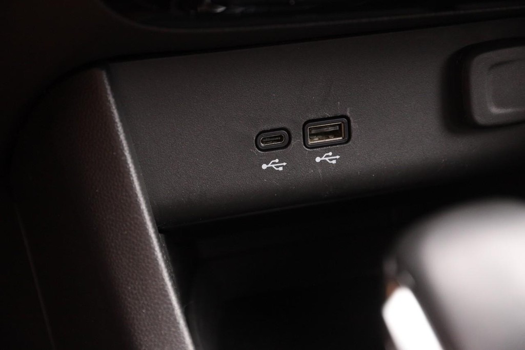 Buick Encore GX Vehicle Full-screen Gallery Image 19