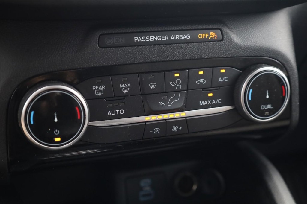 Ford Escape Vehicle Full-screen Gallery Image 16