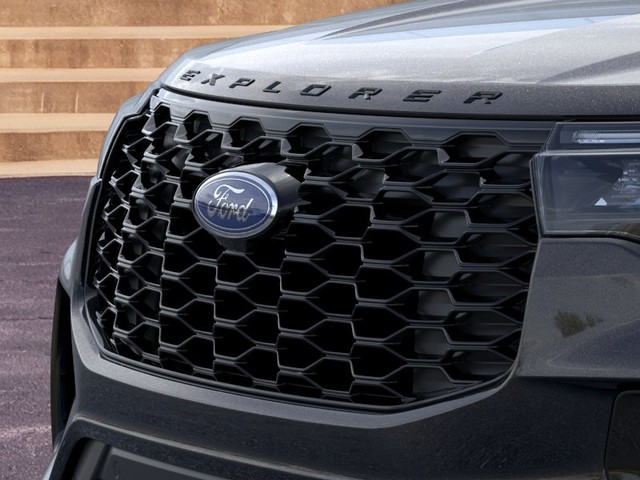 Ford Explorer Vehicle Full-screen Gallery Image 17