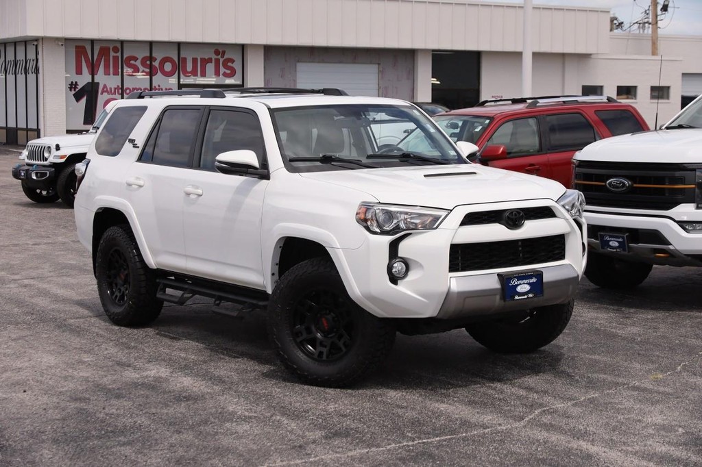 Toyota 4Runner Vehicle Full-screen Gallery Image 2