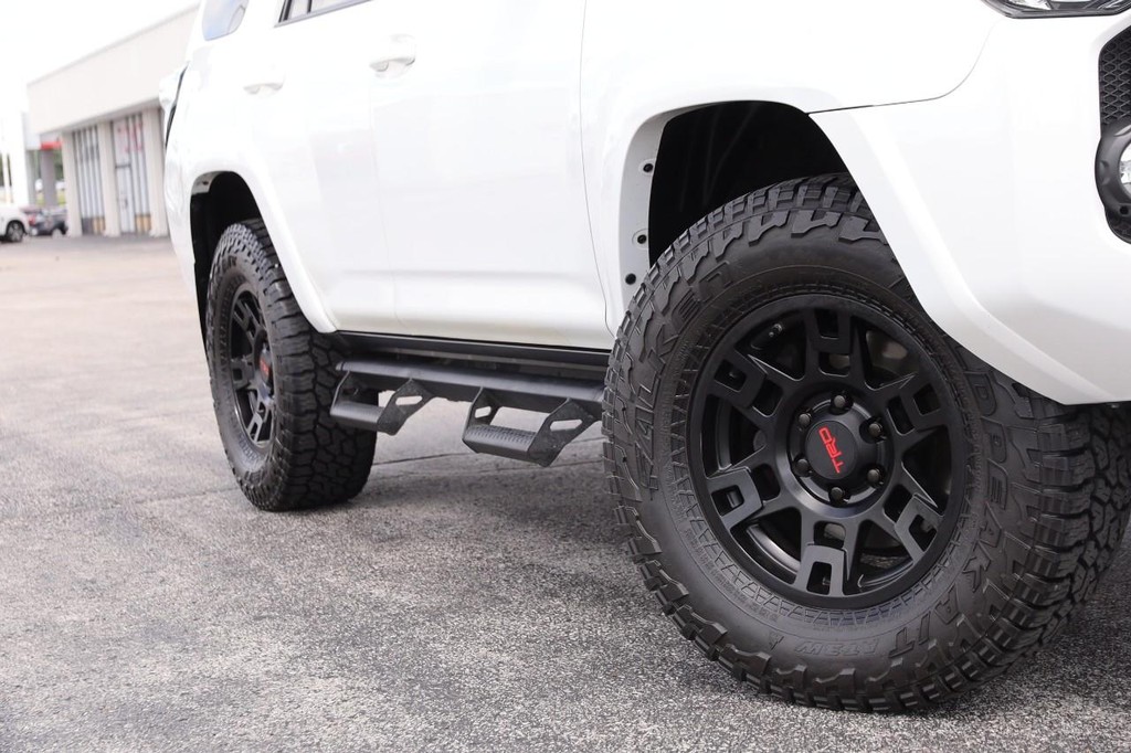 Toyota 4Runner Vehicle Full-screen Gallery Image 3