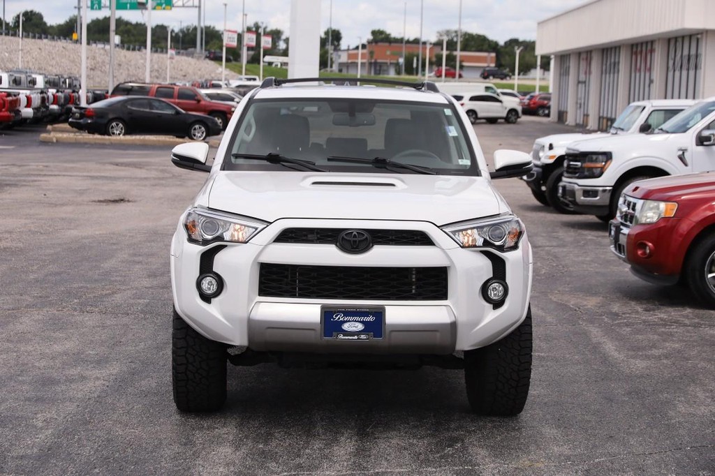 Toyota 4Runner Vehicle Full-screen Gallery Image 4