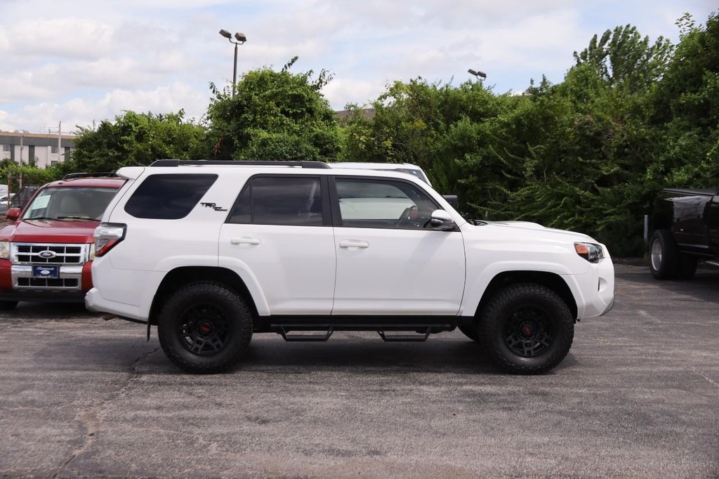 Toyota 4Runner Vehicle Full-screen Gallery Image 5
