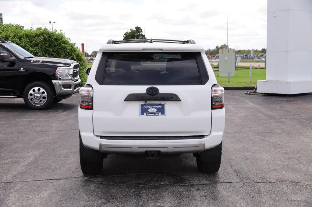 Toyota 4Runner Vehicle Full-screen Gallery Image 6
