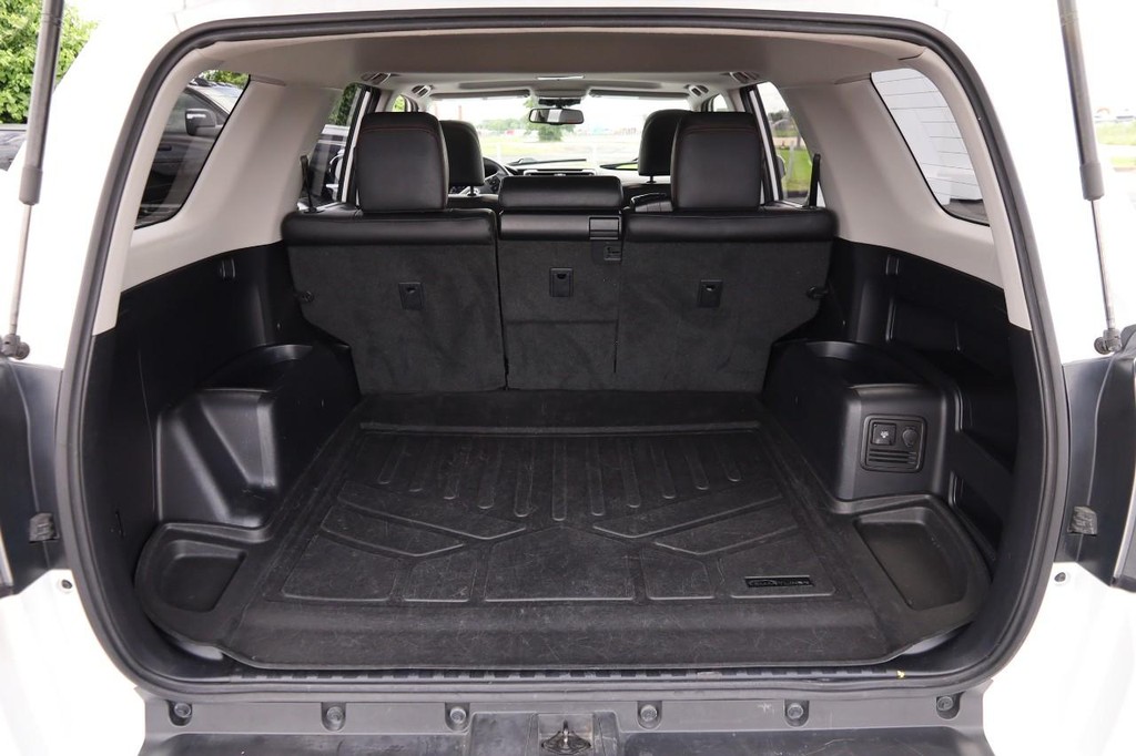 Toyota 4Runner Vehicle Full-screen Gallery Image 7