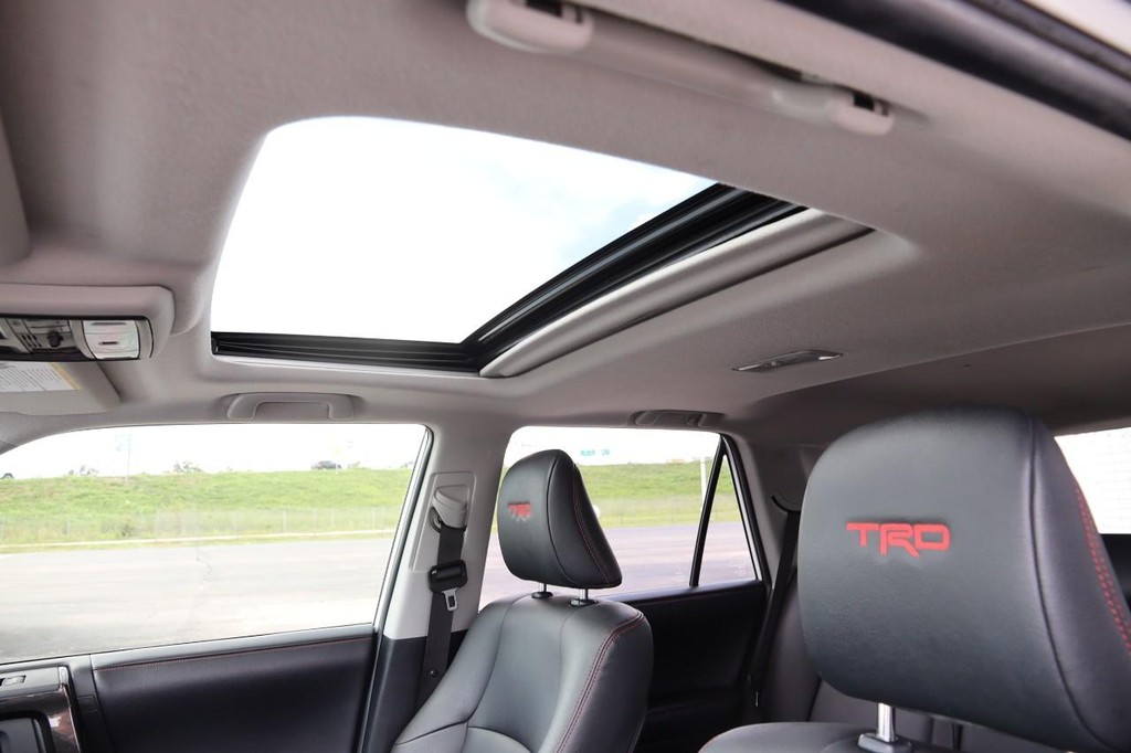 Toyota 4Runner Vehicle Full-screen Gallery Image 8