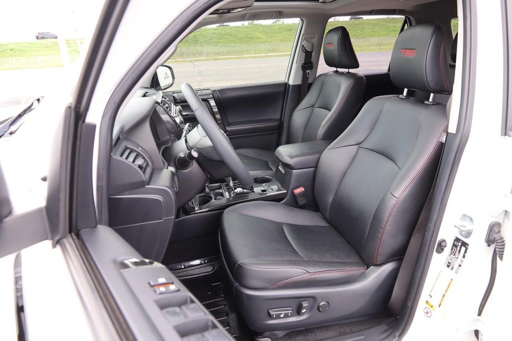 Toyota 4Runner Vehicle Full-screen Gallery Image 9