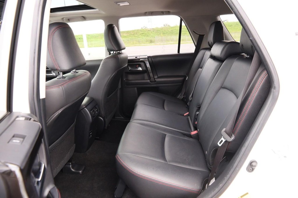 Toyota 4Runner Vehicle Full-screen Gallery Image 10