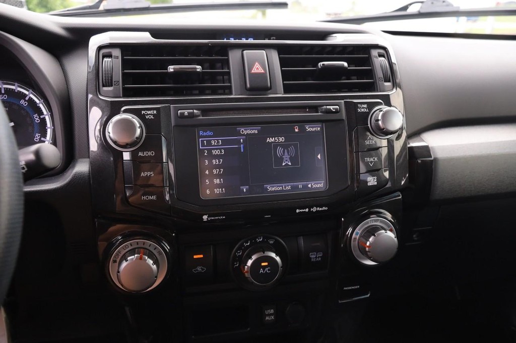 Toyota 4Runner Vehicle Full-screen Gallery Image 15