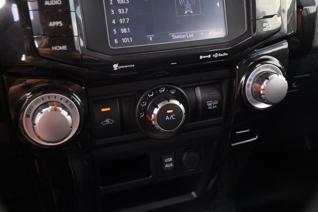 Toyota 4Runner Vehicle Full-screen Gallery Image 18