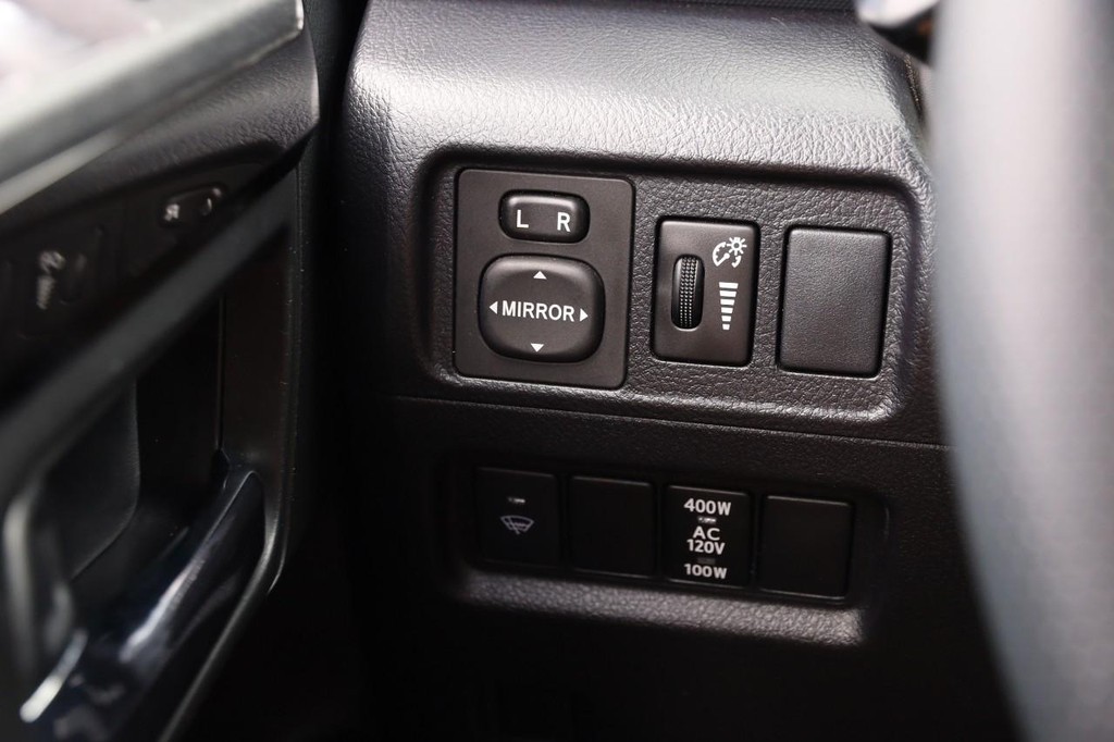 Toyota 4Runner Vehicle Full-screen Gallery Image 21