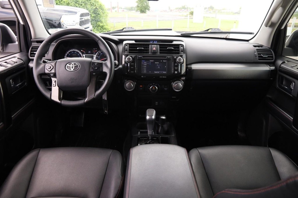 Toyota 4Runner Vehicle Full-screen Gallery Image 22