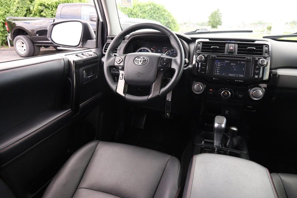 Toyota 4Runner Vehicle Full-screen Gallery Image 23