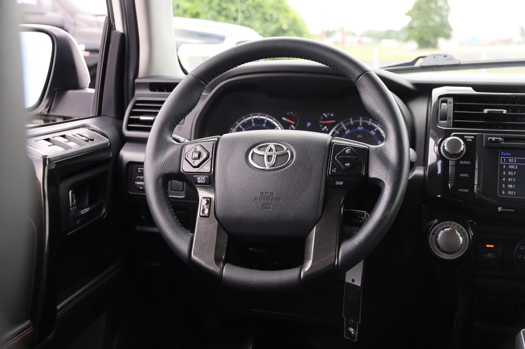 Toyota 4Runner Vehicle Full-screen Gallery Image 24