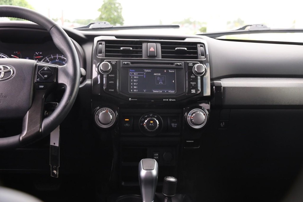 Toyota 4Runner Vehicle Full-screen Gallery Image 25