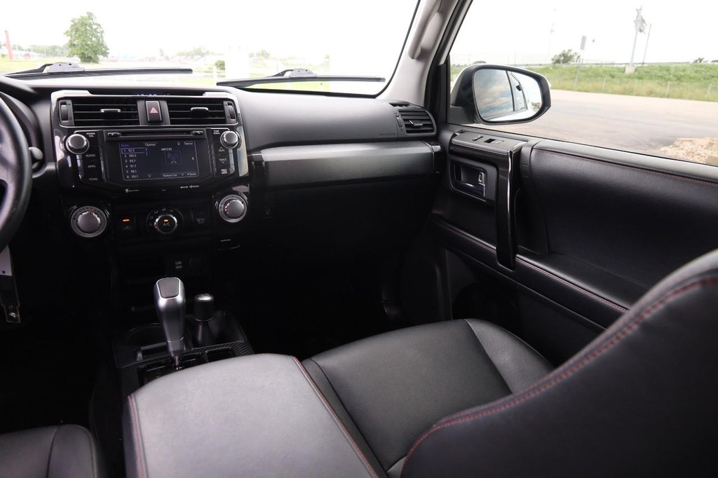 Toyota 4Runner Vehicle Full-screen Gallery Image 26