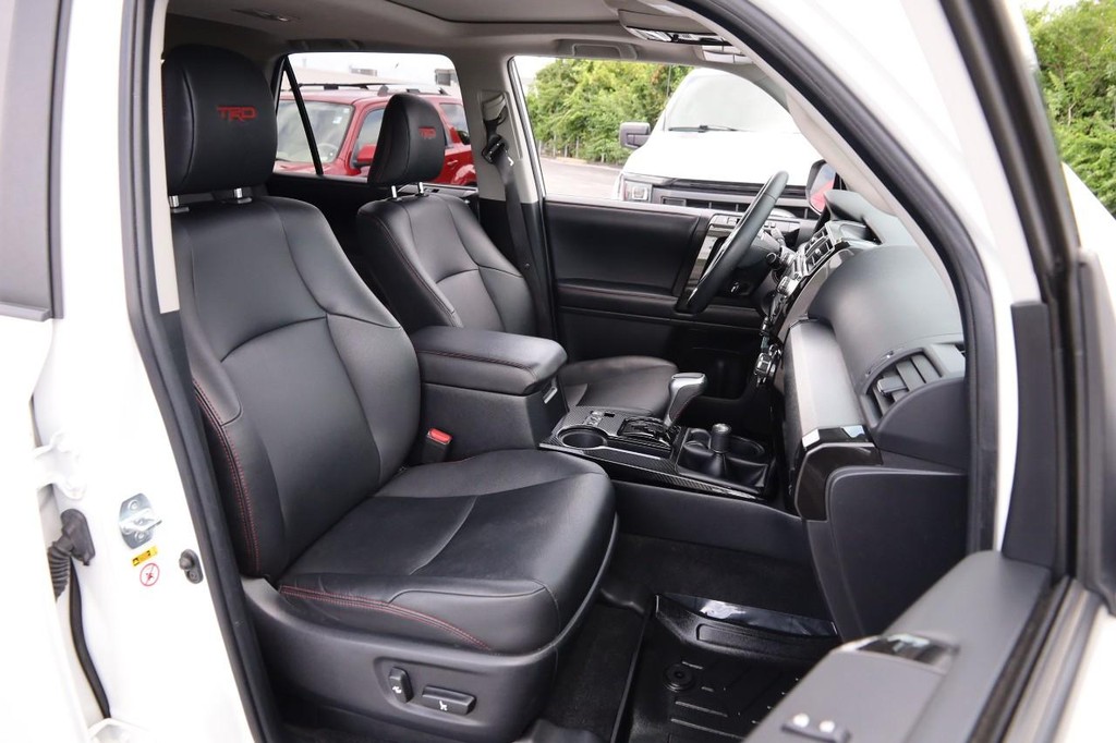 Toyota 4Runner Vehicle Full-screen Gallery Image 27