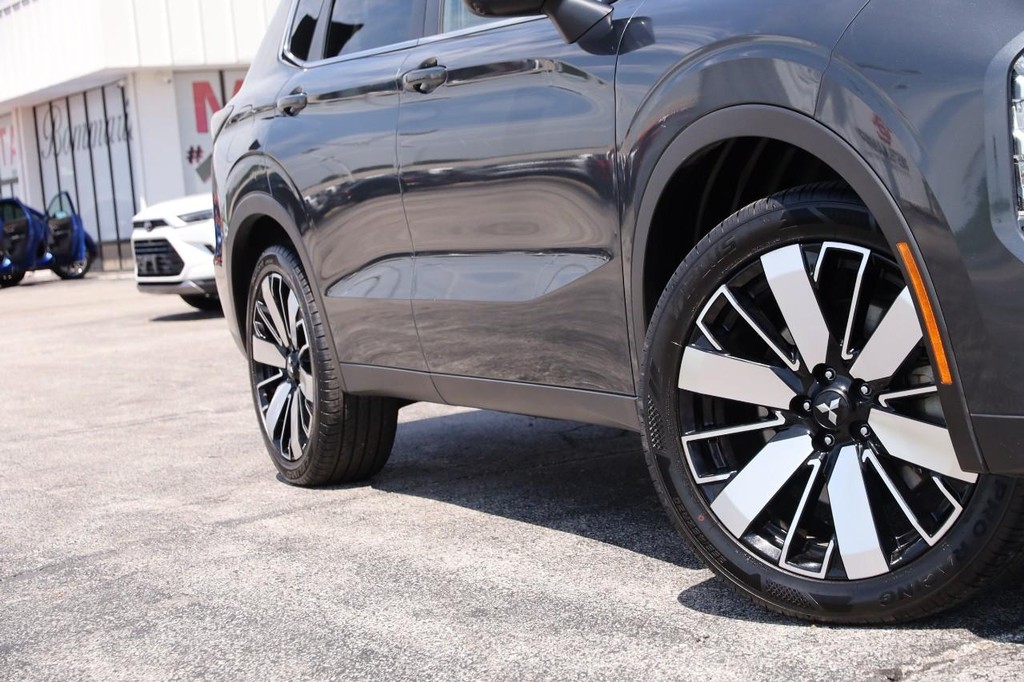 Mitsubishi Outlander Vehicle Image 03