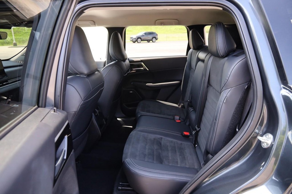 Mitsubishi Outlander Vehicle Image 10