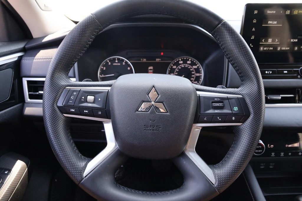 Mitsubishi Outlander Vehicle Image 12