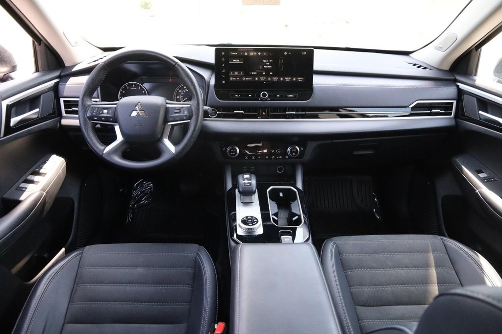 Mitsubishi Outlander Vehicle Image 24