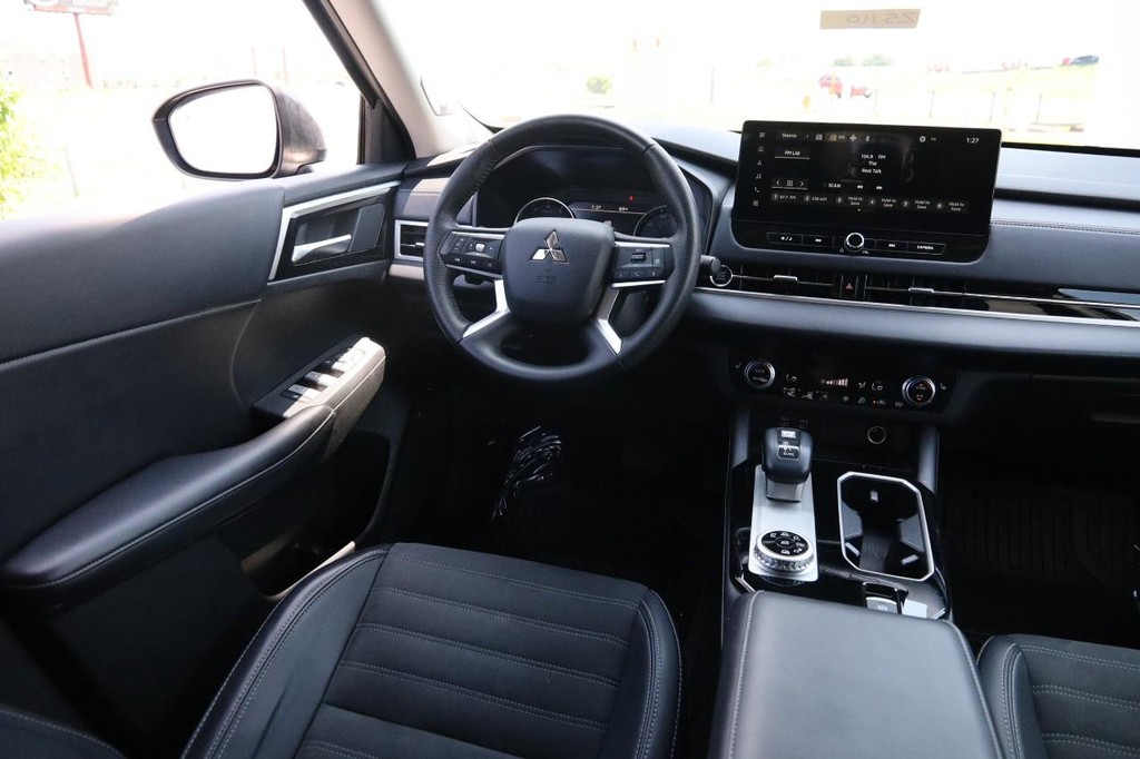 Mitsubishi Outlander Vehicle Image 25